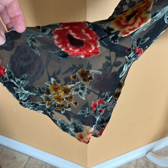 June and Hudson - Black-shear top with velvet floral design.  Size extra large. - Picture 2 of 11